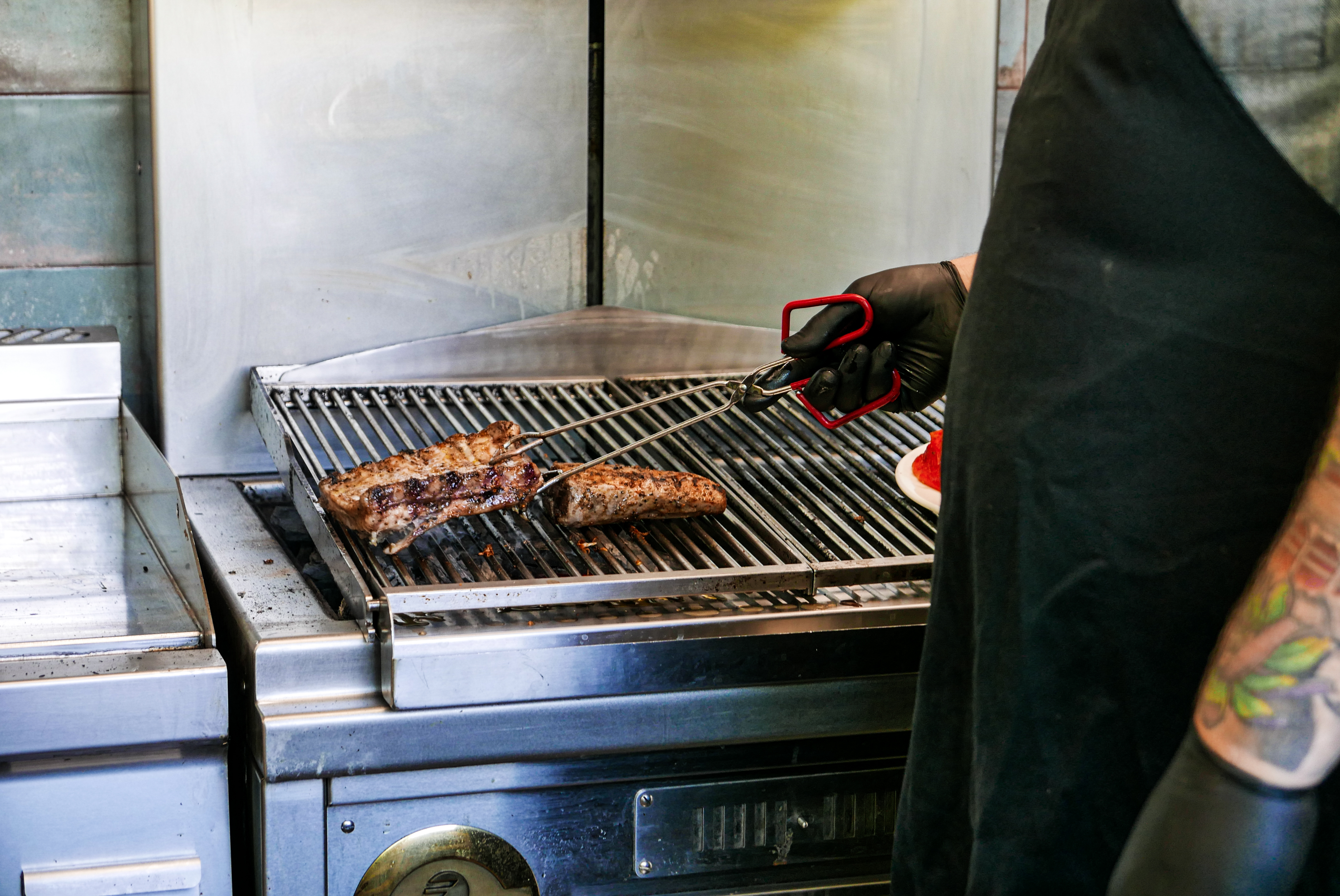 Faszénen készülő grillétel a Tókert konyháján