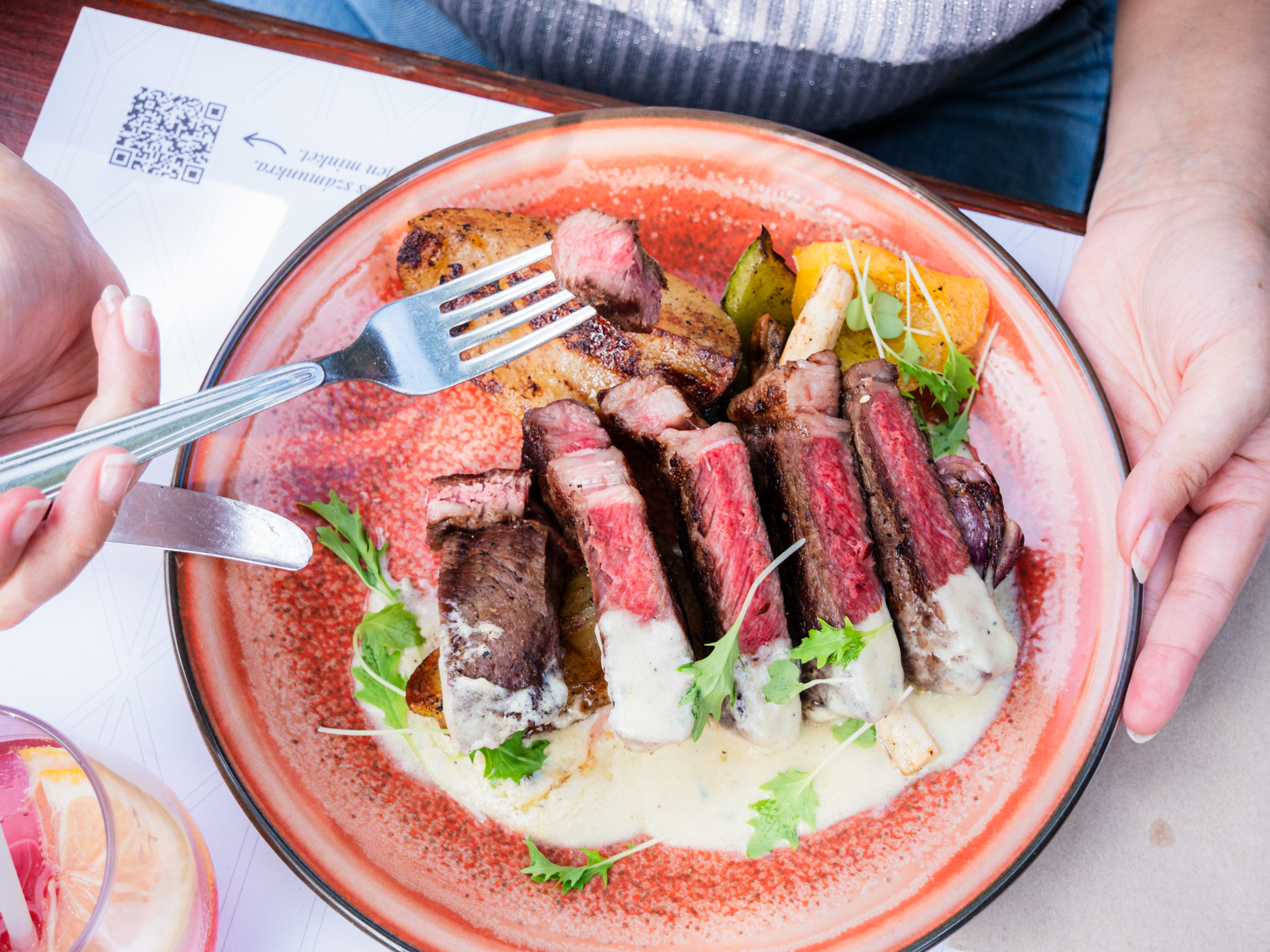 Cube roll steak és skirt steak nyárs a Tókert grillteraszán