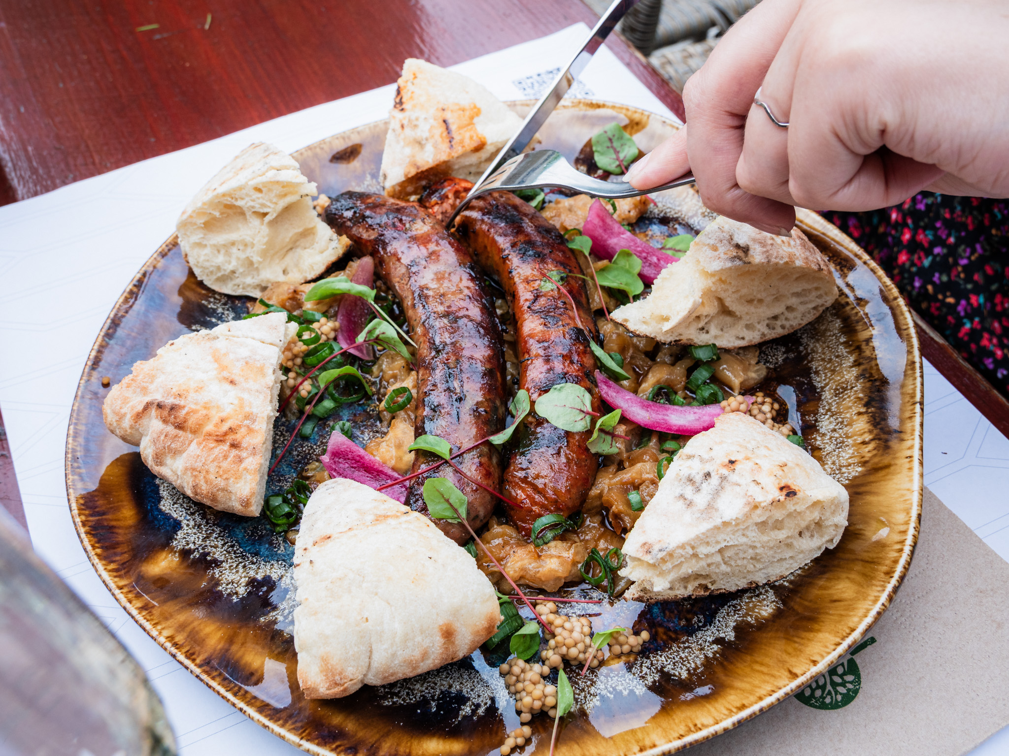 Tókert grillkolbász mustárban sült hagymával és lepénnyel